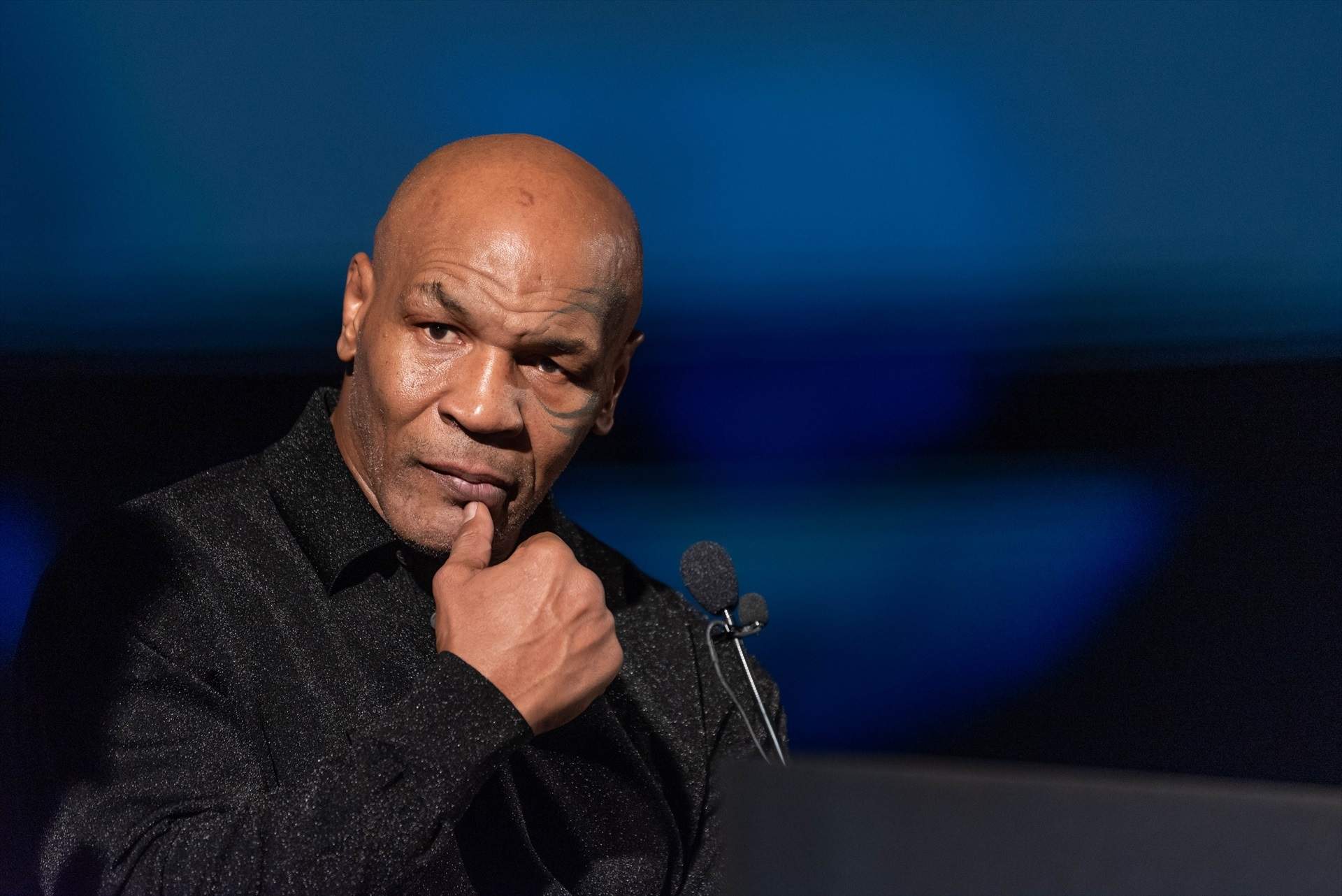Mike Tyson le cruza la cara a Jake Paul en el careo