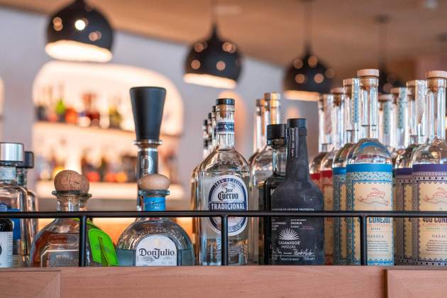 Carretilla|Carretón de tequilas y mezcales del Jaiba MX / Foto: Marta Garreta Carretilla|Carretón de tequilas y mezcales del Jaiba MX / Foto: Marta Garreta