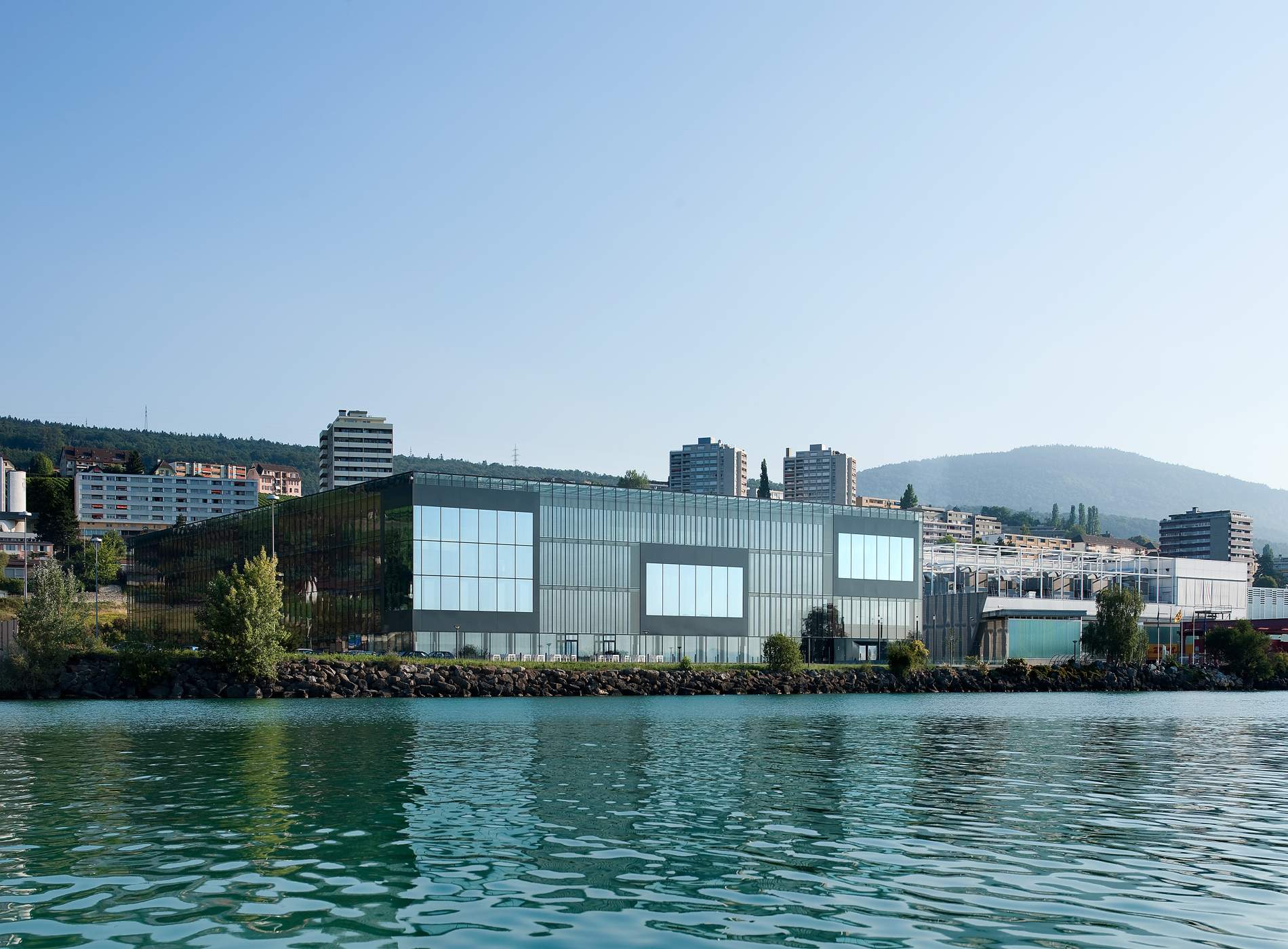 Fotografia de El Cubo tomada desde el lago Neuchâtel Fotografia de El Cubo tomada desde el lago Neuchâtel