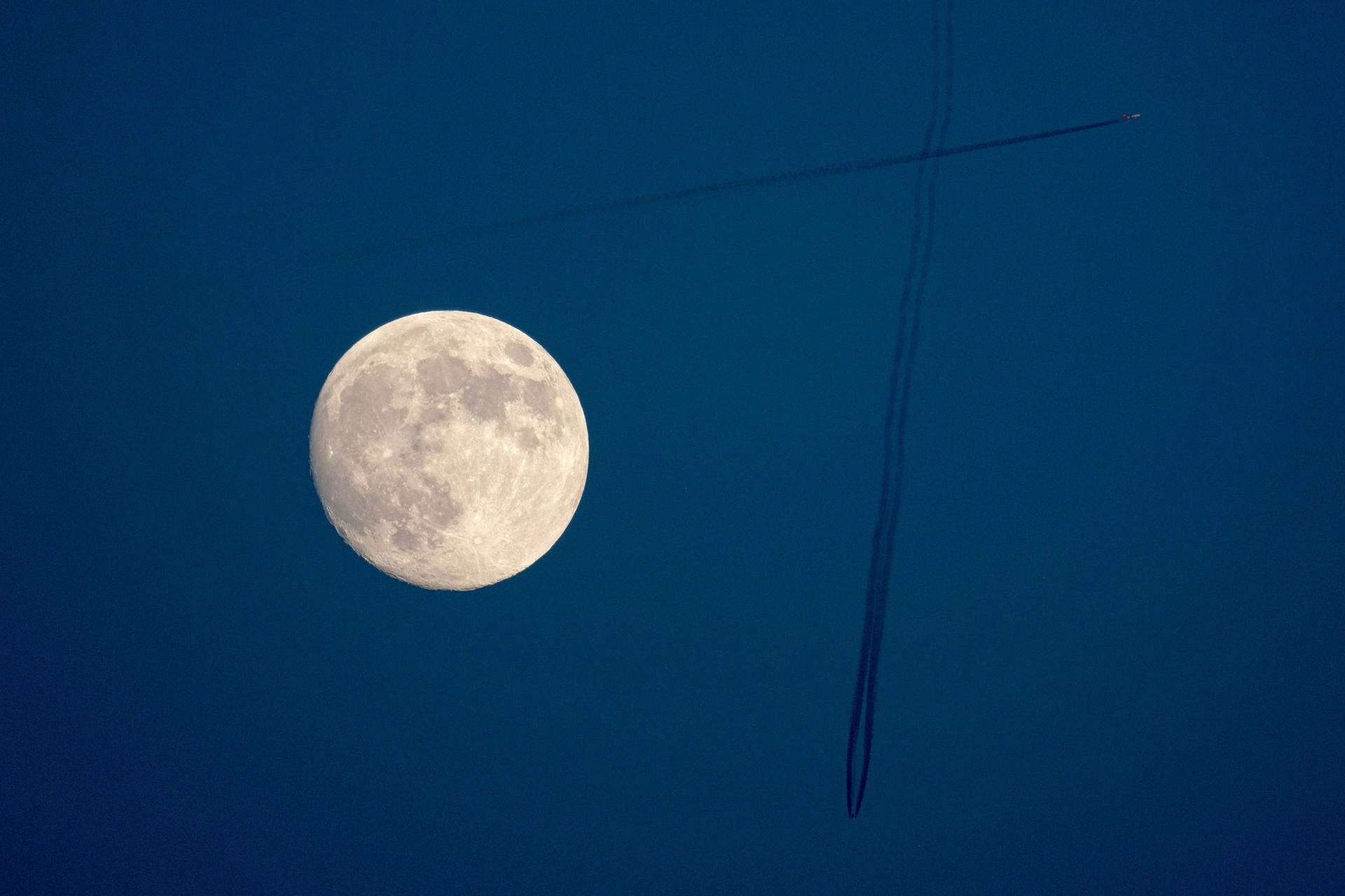 Así se ha visto desde Catalunya la última 'superluna' del año