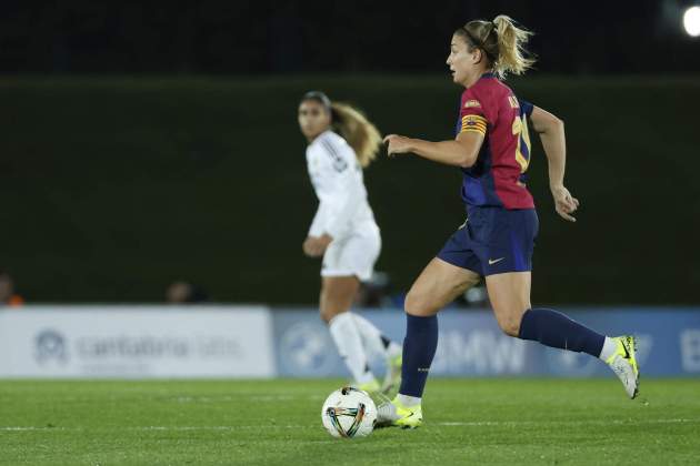 Alexia Putellas controla pilota amb el Barça femení durant el Clàssic / Foto: EFE Alexia Putellas controla pilota amb el Barça femení durant el Clàssic / Foto: EFE