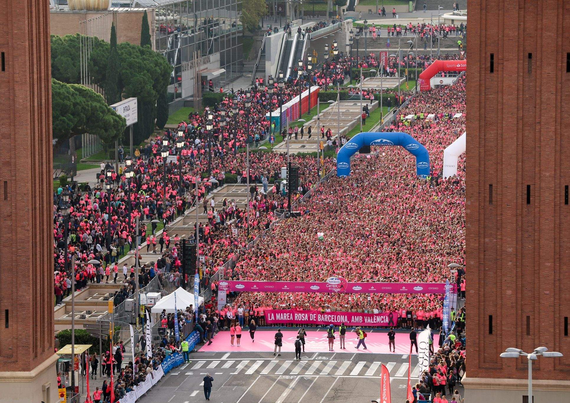 Unes 35.000 corredores participen en la Cursa de la Dona a Barcelona contra el càncer de mama