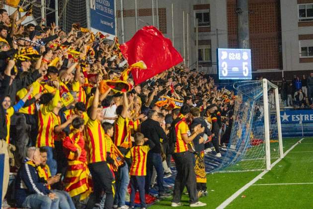 La afición del Sant Andreu en el momento de la caída de la valla / Foto: @uesasantandreu La afición del Sant Andreu en el momento de la caída de la valla / Foto: @uesasantandreu