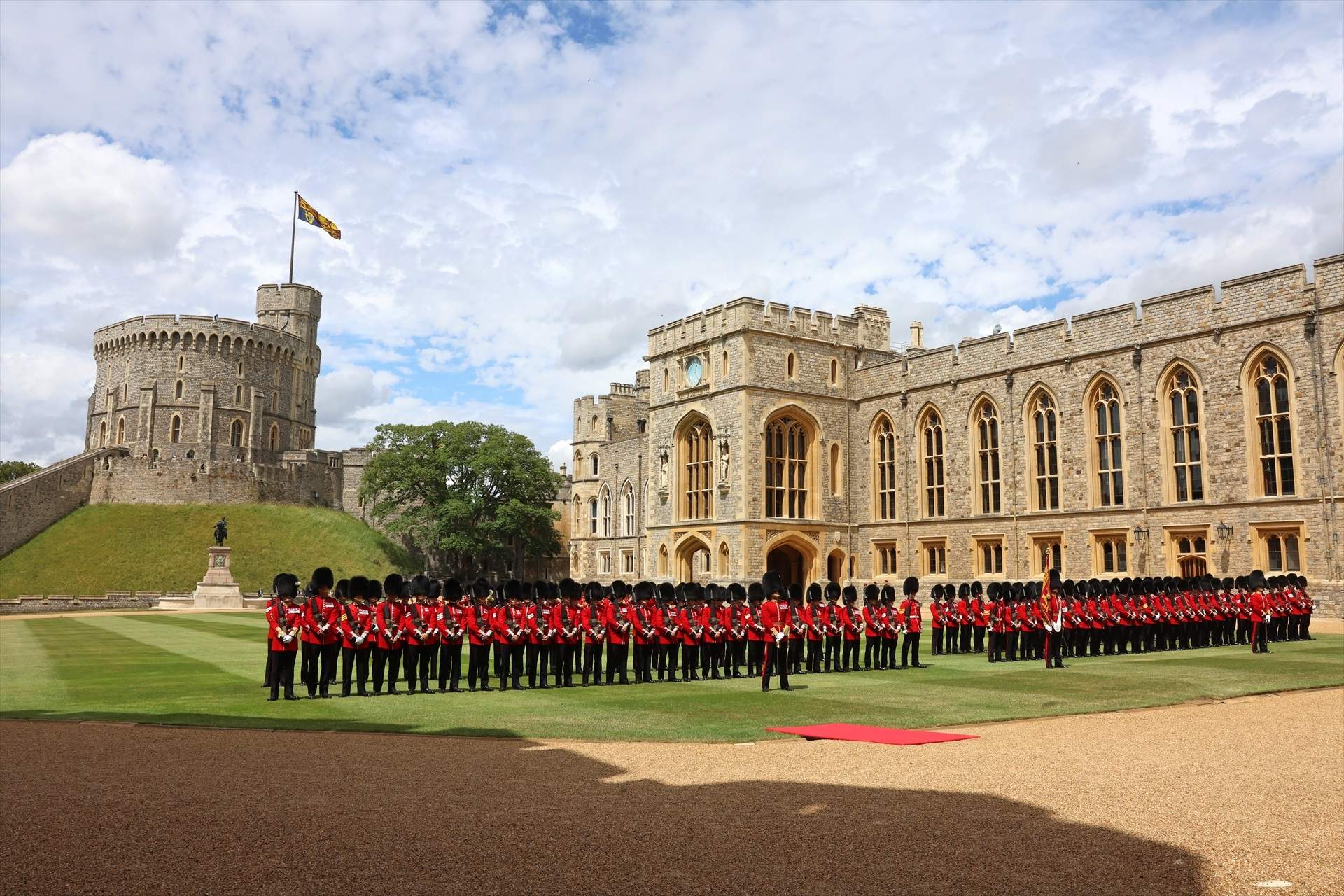 Asalto al castillo de Windsor mientras los príncipes de Gales dormían: roban varios vehículos agrarios
