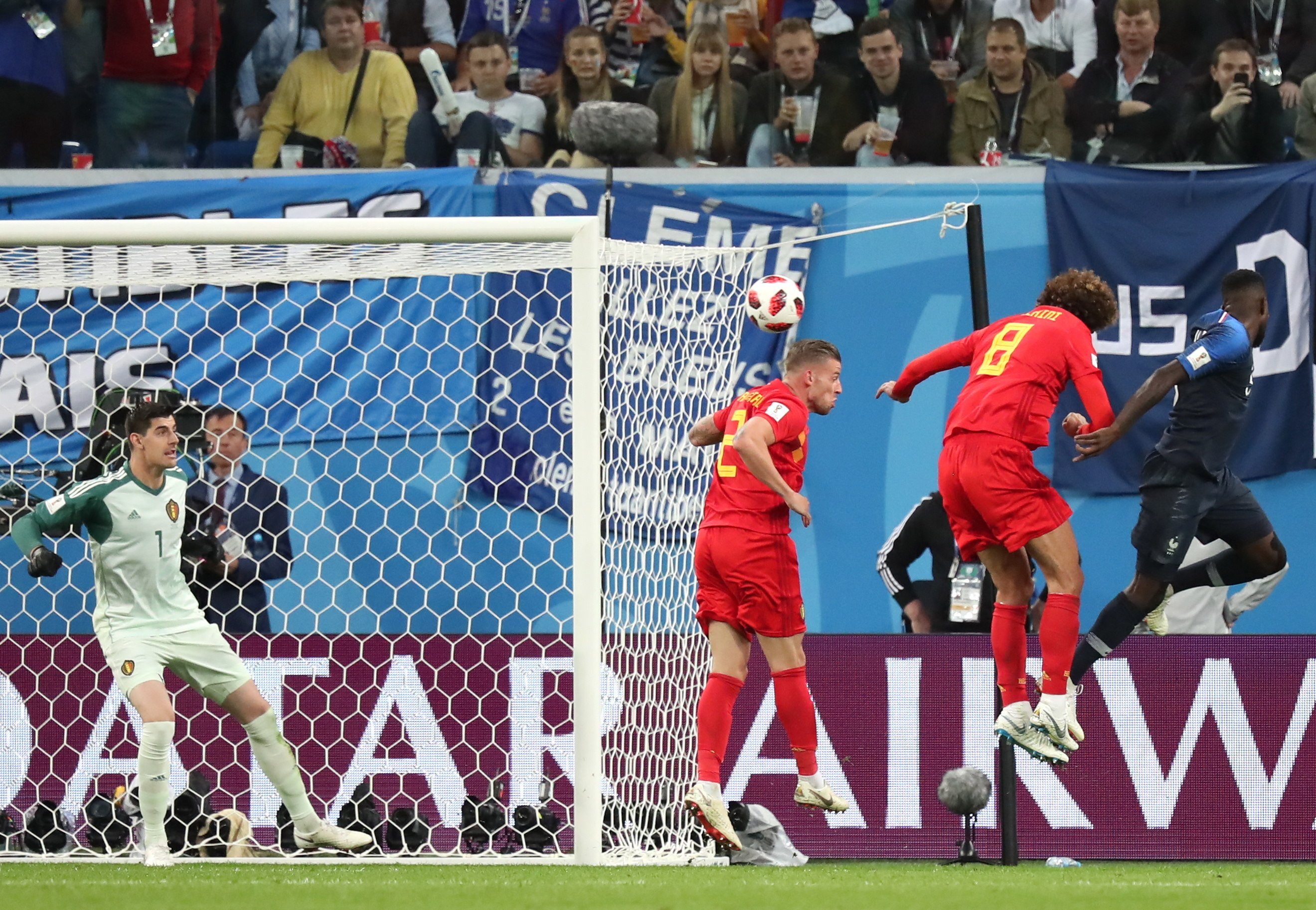 Umtiti calca el gol de Puyol en el Mundial 2010