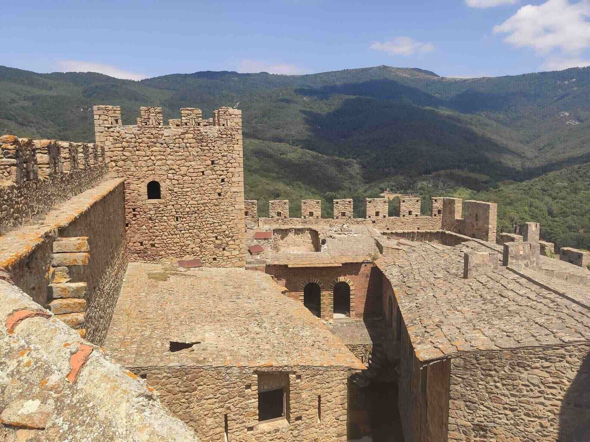 El desconocido castillo amurallado en Catalunya que te traslada a la época medieval: una fortaleza única