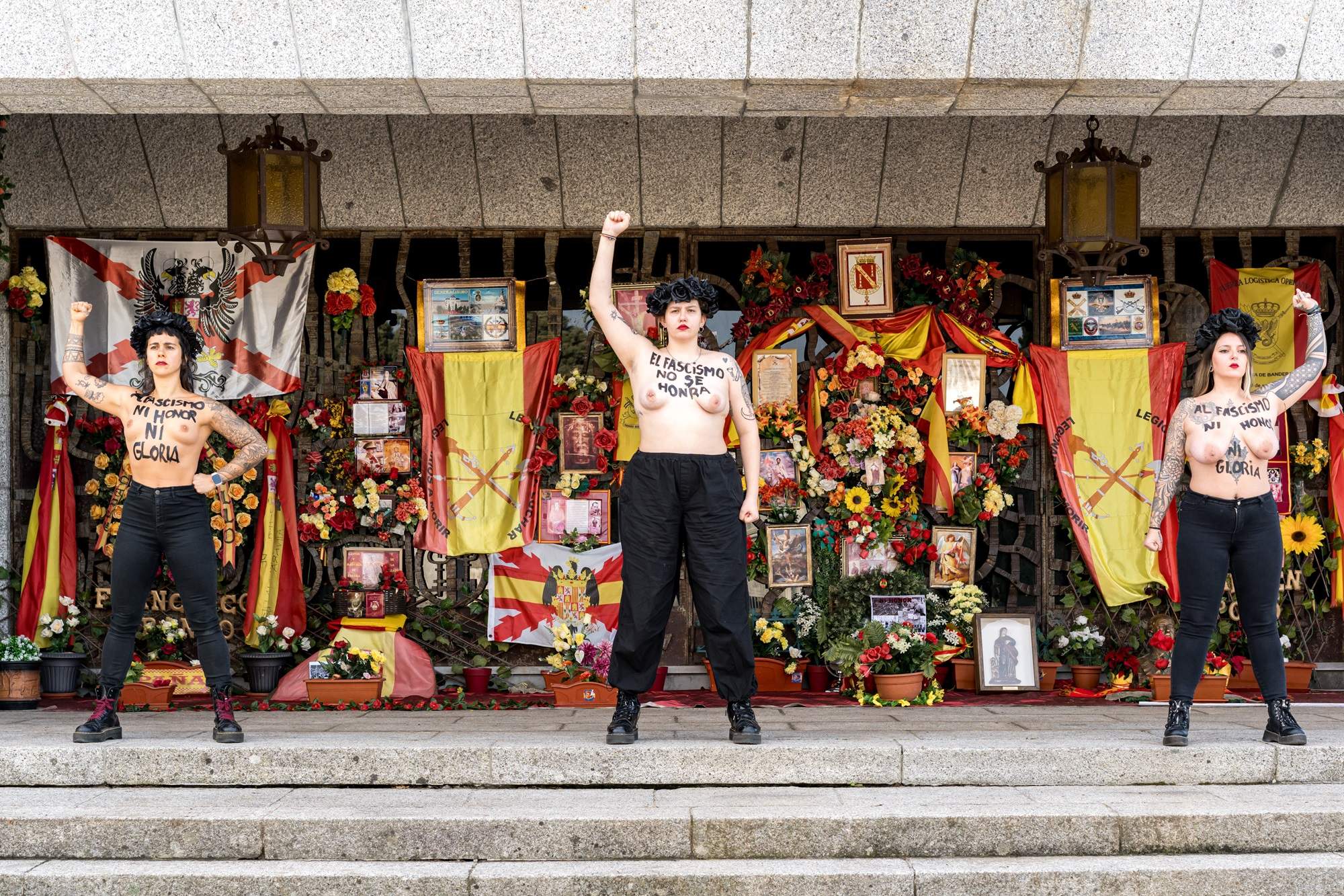 Activistas de Femen, delante de la tumba de Franco por el 20-N: "Al fascismo ni honor ni gloria"