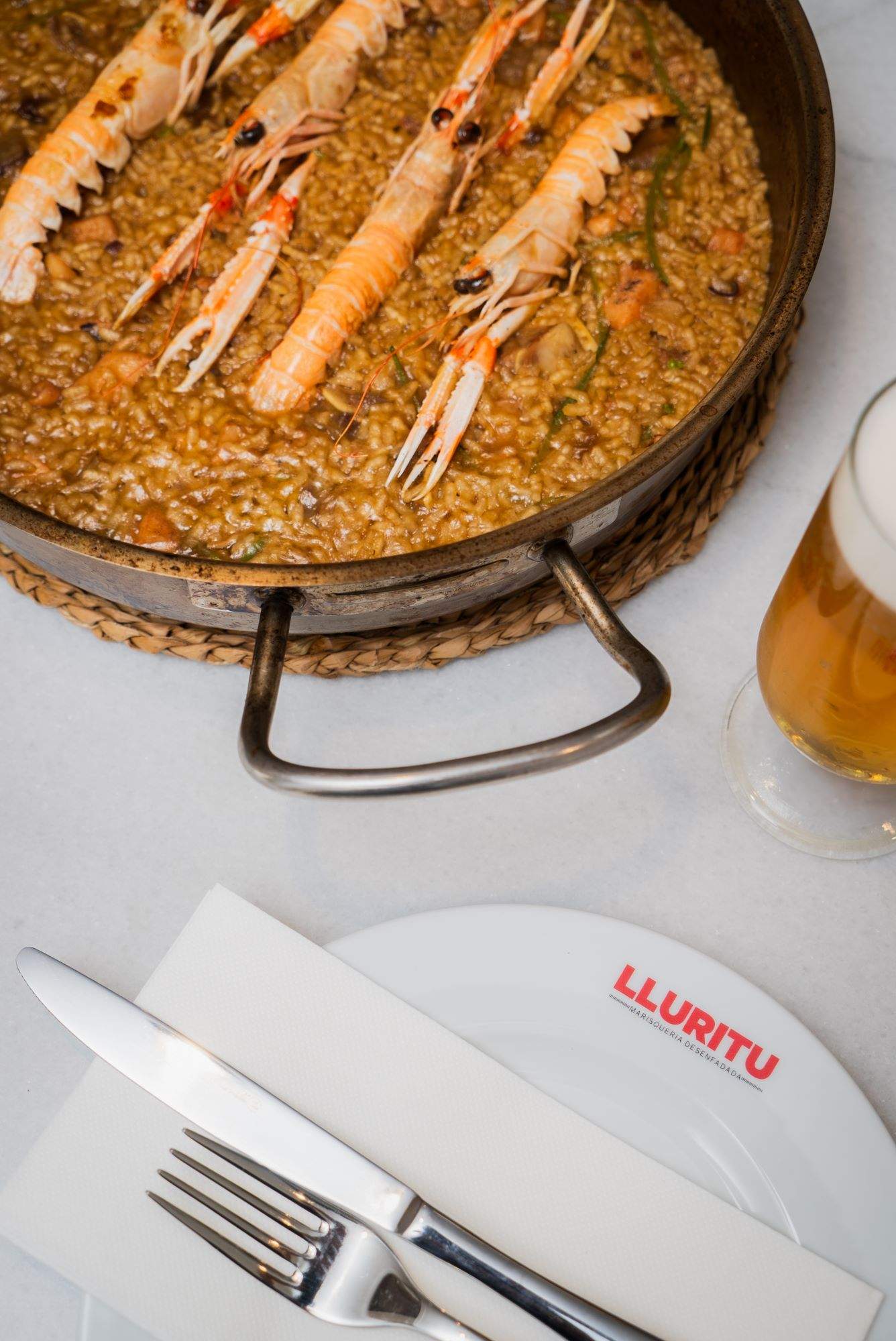 Una marisquería desenfadada en Barcelona para comer pescado y marisco sin florituras
