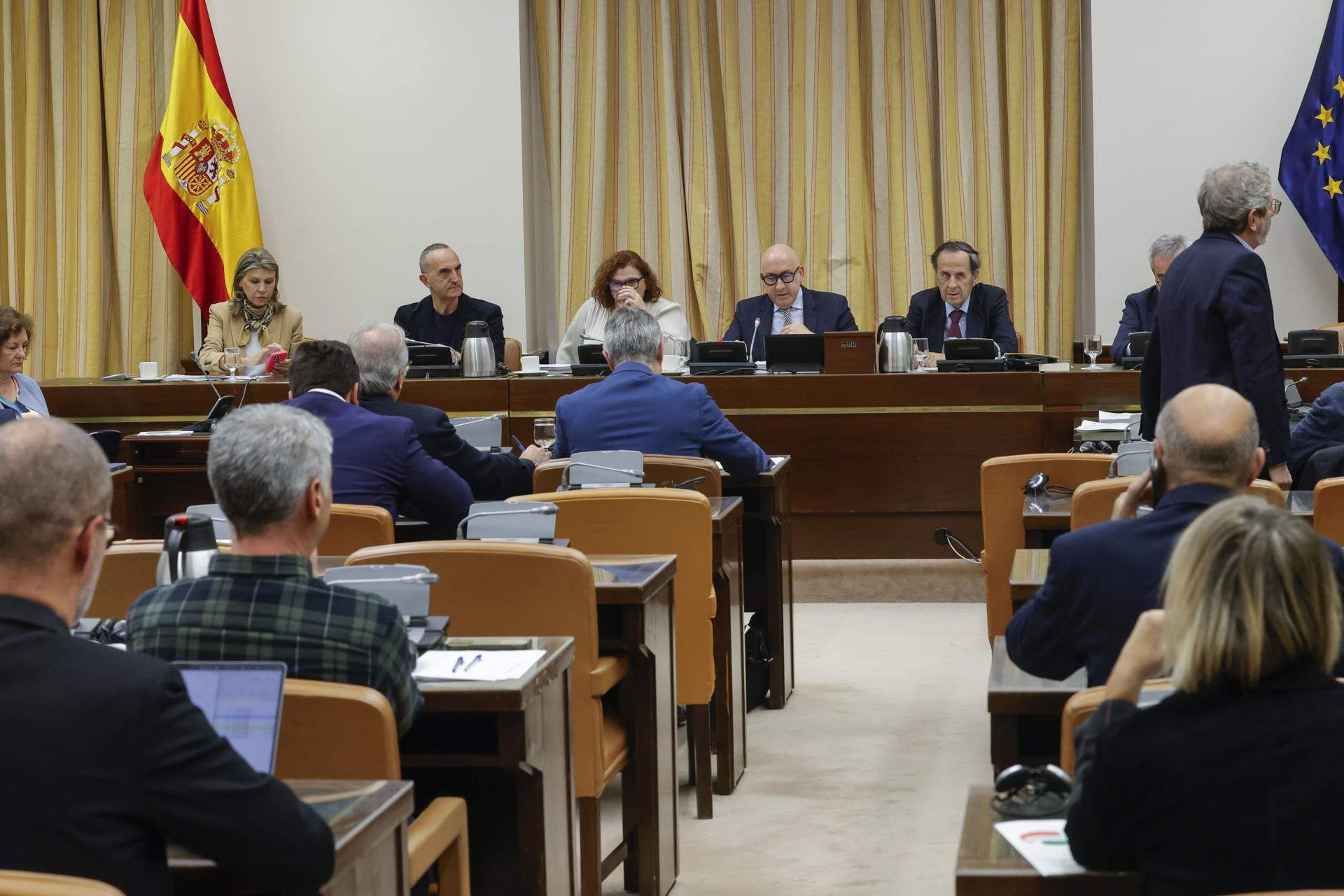 La Moncloa promete a ERC, Bildu y BNG prorrogar el impuesto a las energéticas para salvar el paquete fiscal