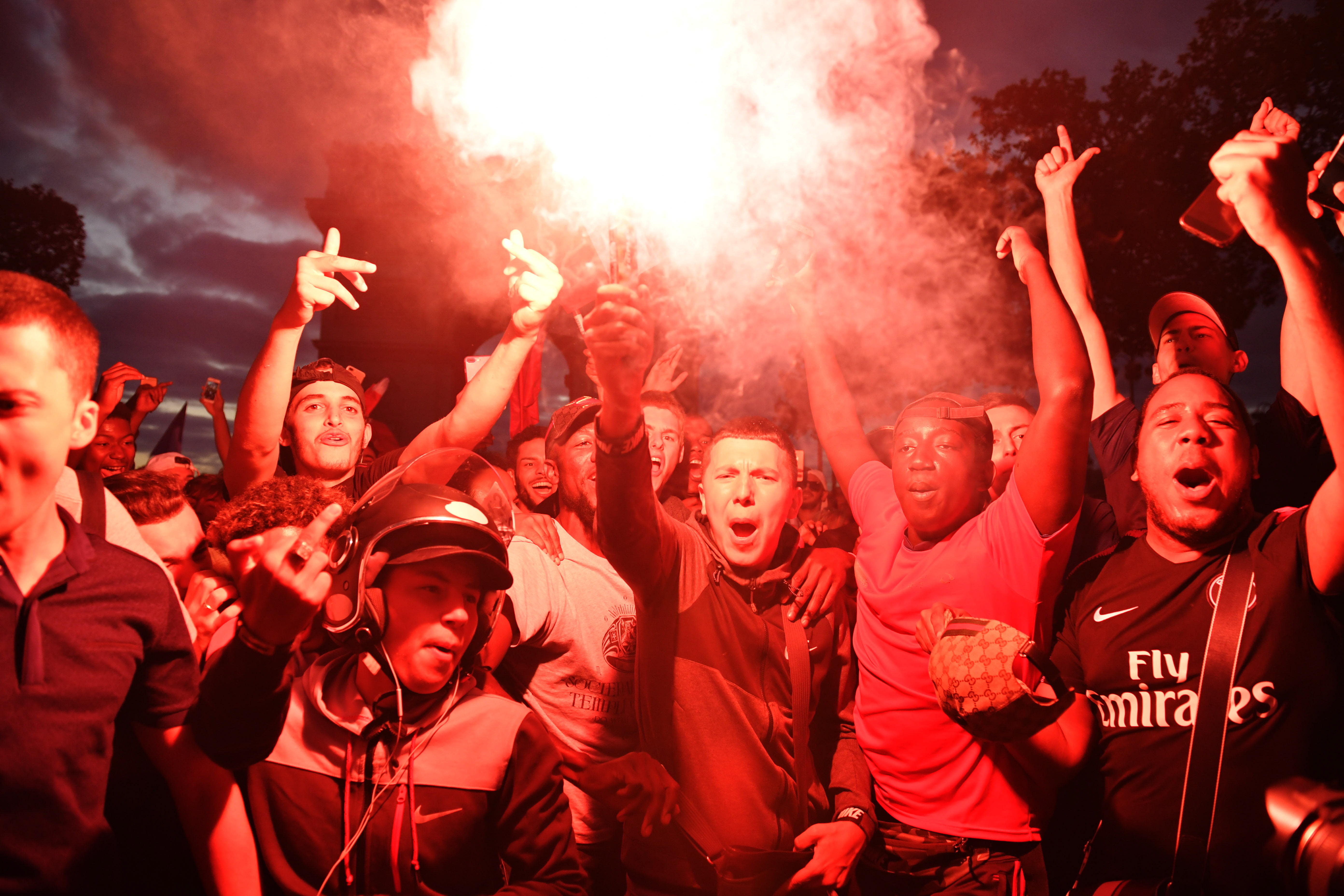 Incidents i ferits a París en la celebració de la victòria de França al Mundial