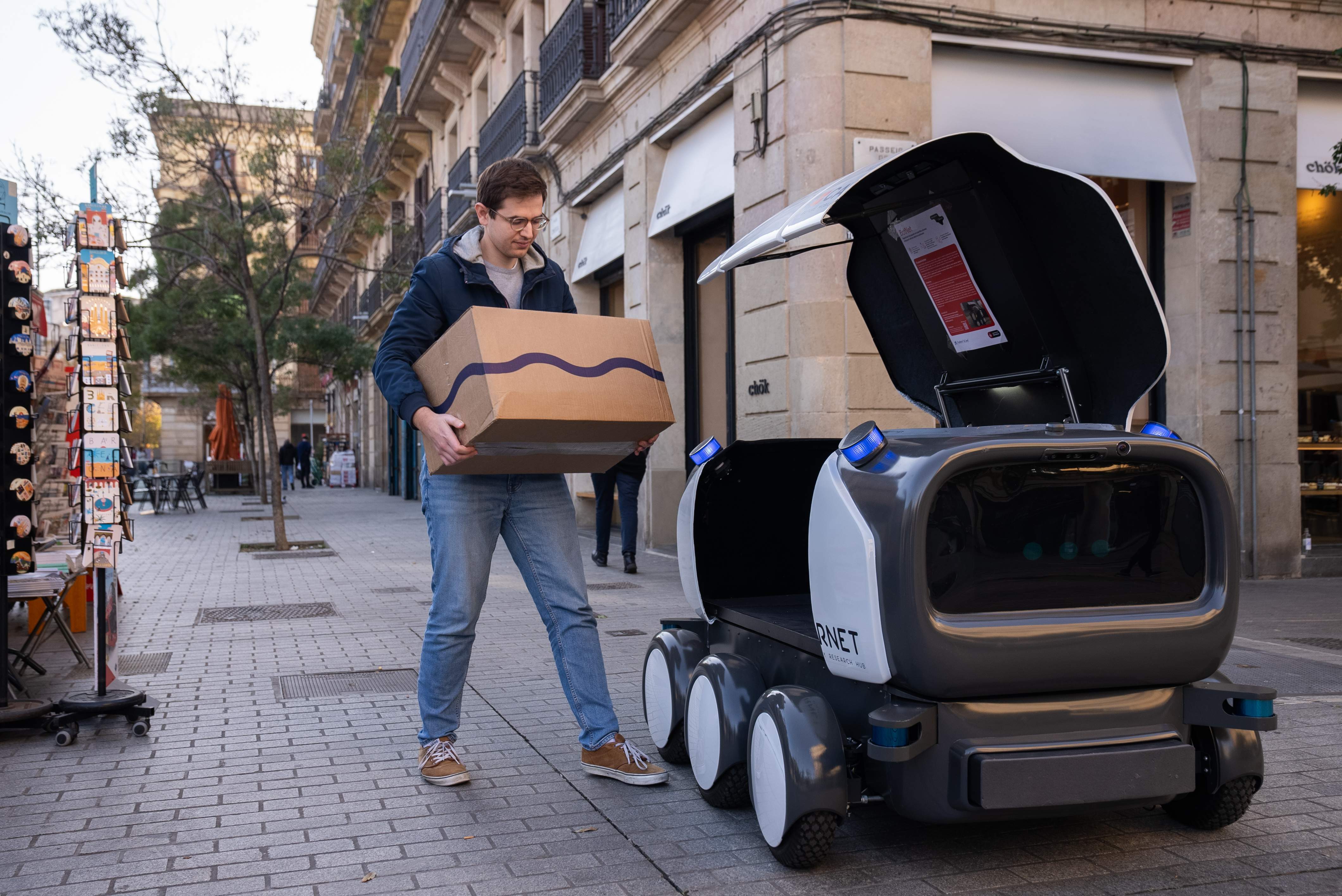 Barcelona, banco de pruebas del robot Ona de reparto de paquetería