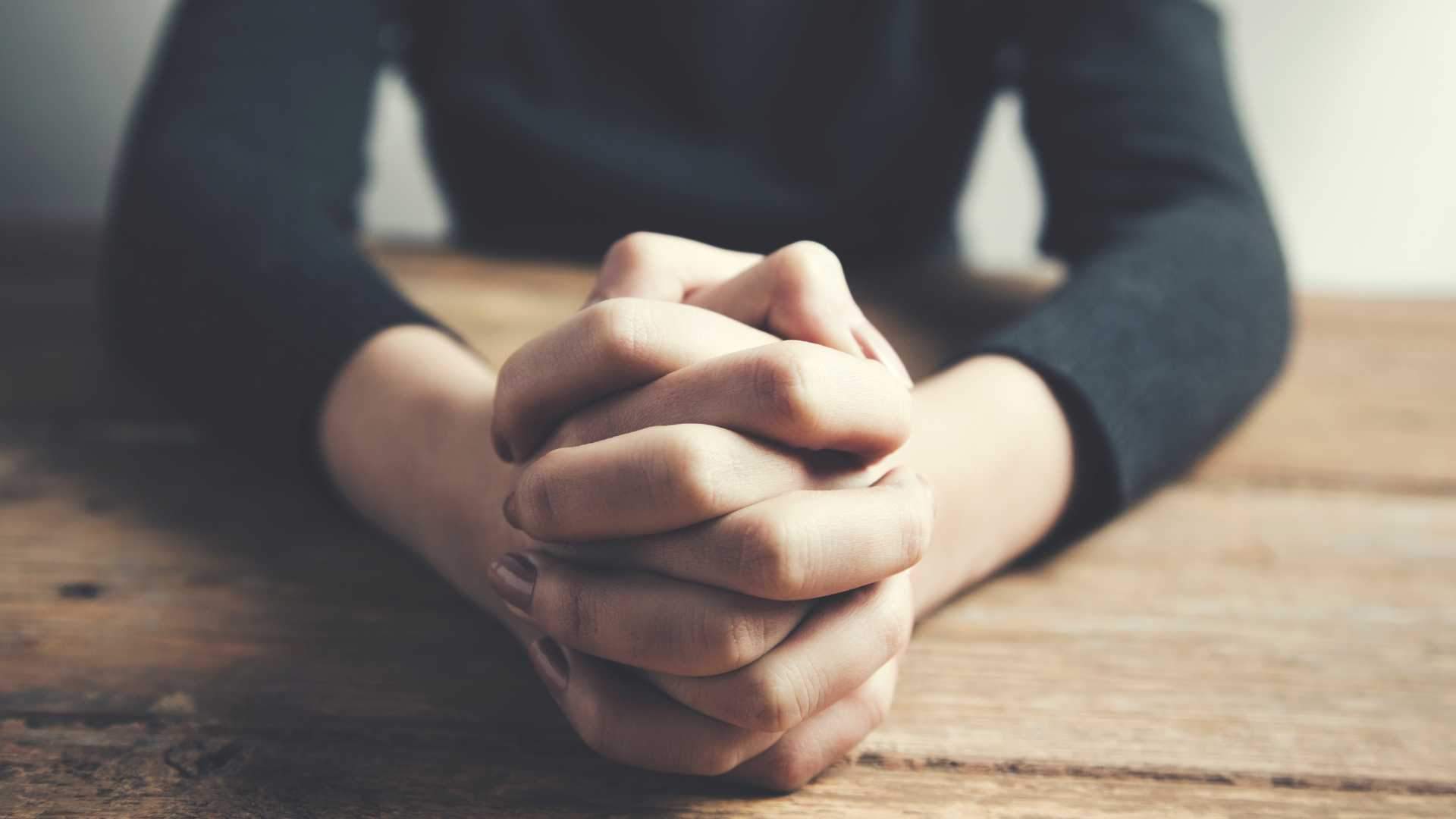 Qué significa que una persona cruce dedos, manos o brazos por delante del cuerpo, según la psicología