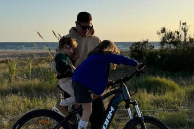 Lewandowski enseñando a las hijas a ir en bicicleta / Instagram Lewandowski enseñando a las hijas a ir en bicicleta / Instagram
