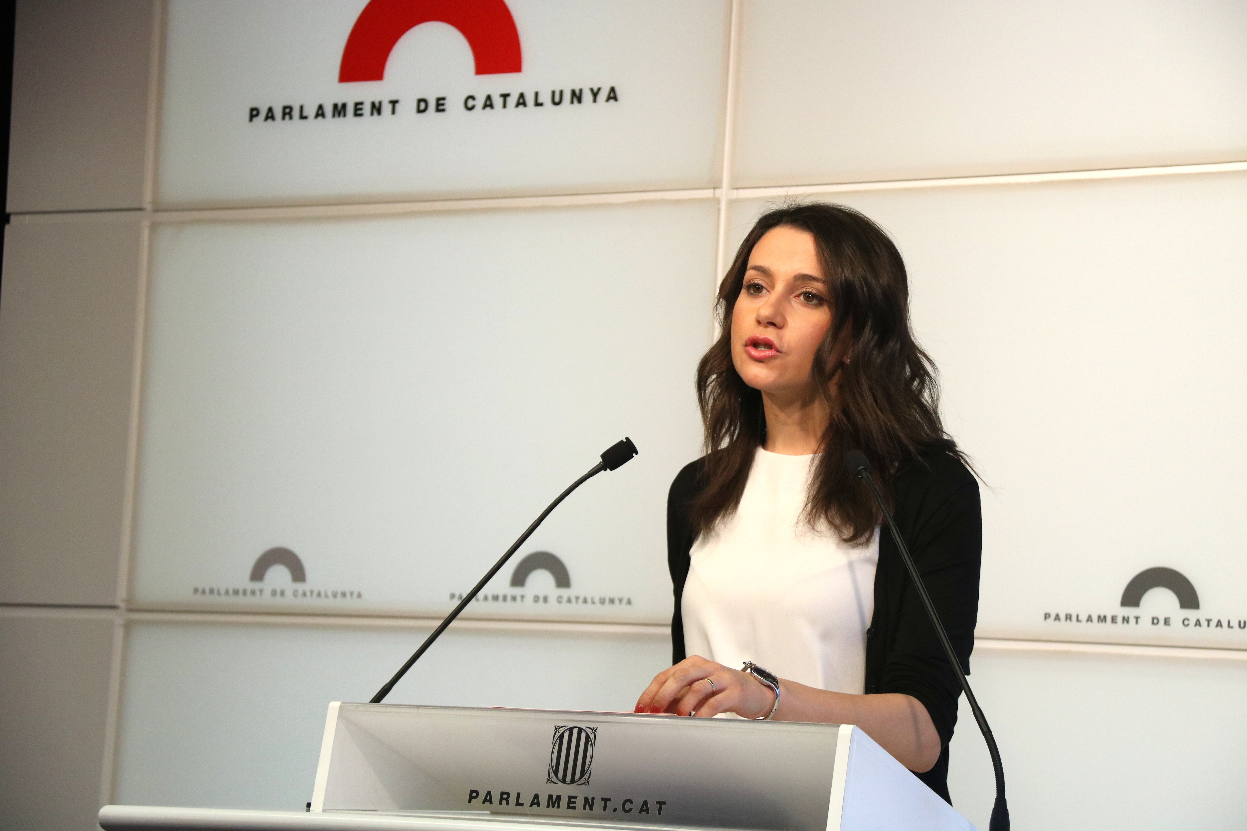 Arrimadas exige "cumplir" la suspensión de los diputados