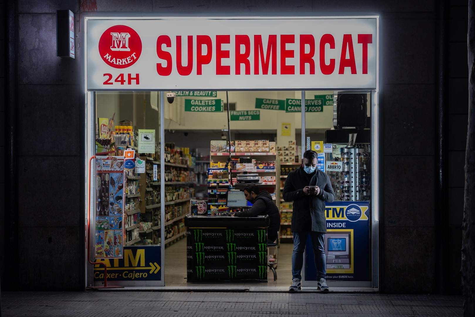 Barcelona incrementará la vigilancia sobre los supermercados 24 horas