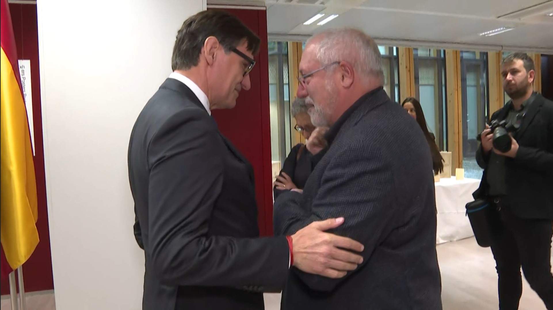 Illa y el conseller exiliado Lluís Puig se saludan en la delegación de la Generalitat en Bruselas