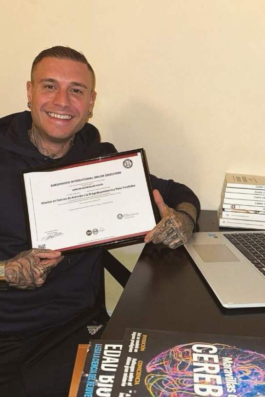 Adrián Rodríguez con su título, Instagram Adrián Rodríguez con su título, Instagram