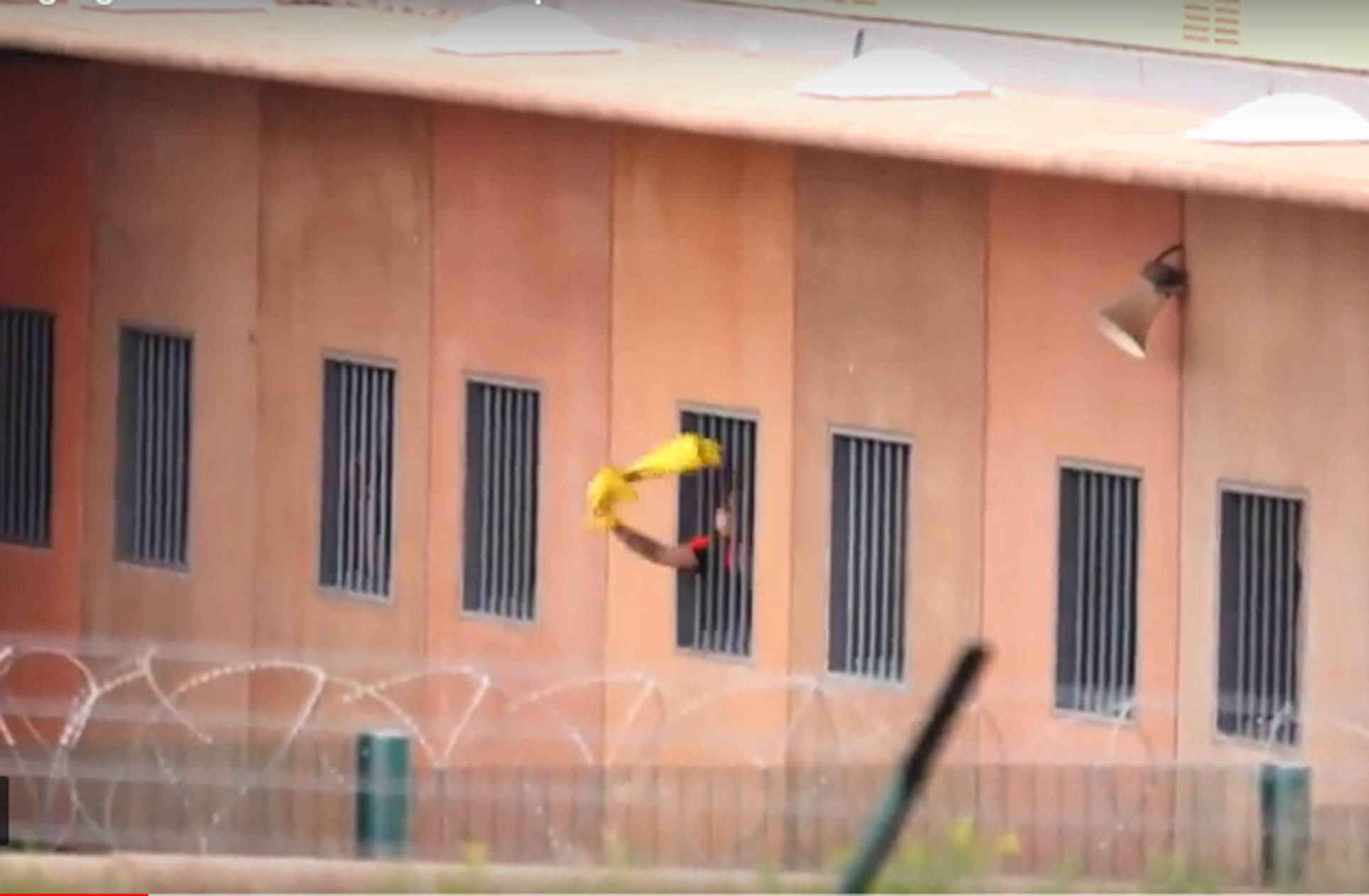Vídeo: El ondeo de camisetas amarillas en la cárcel de Lledoners