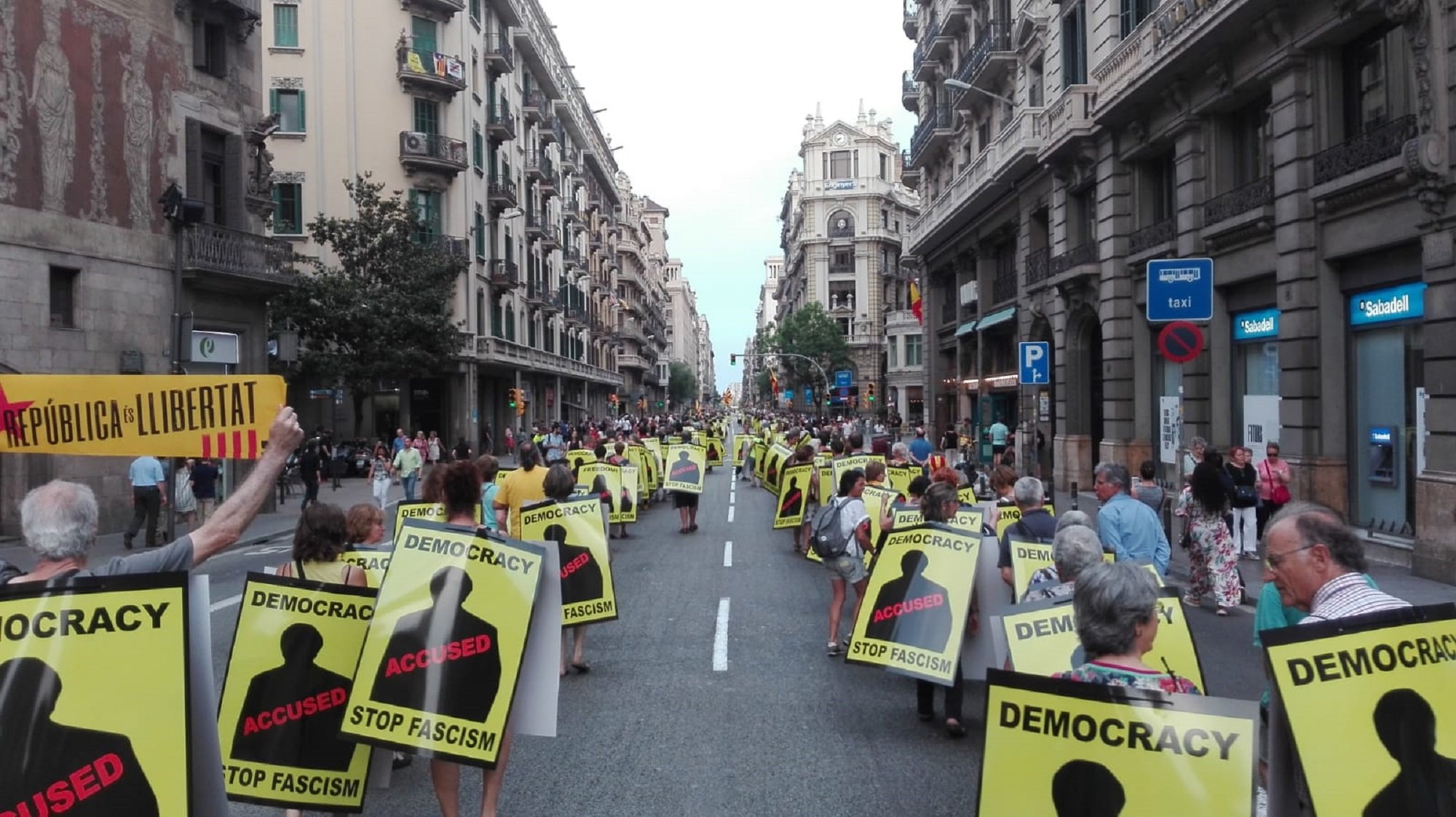 Miles de personas reclaman la libertad de los presos en Barcelona