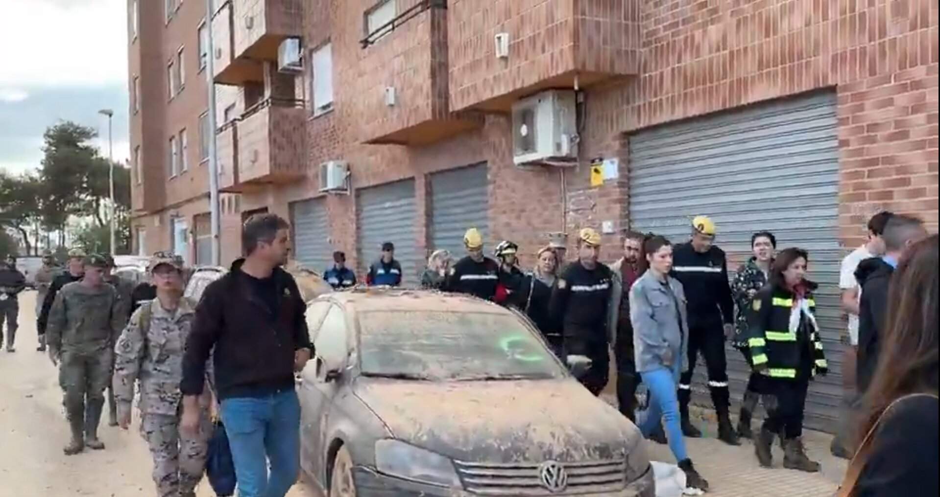 Margarita Robles, escridassada en una visita a la zona zero de la DANA
