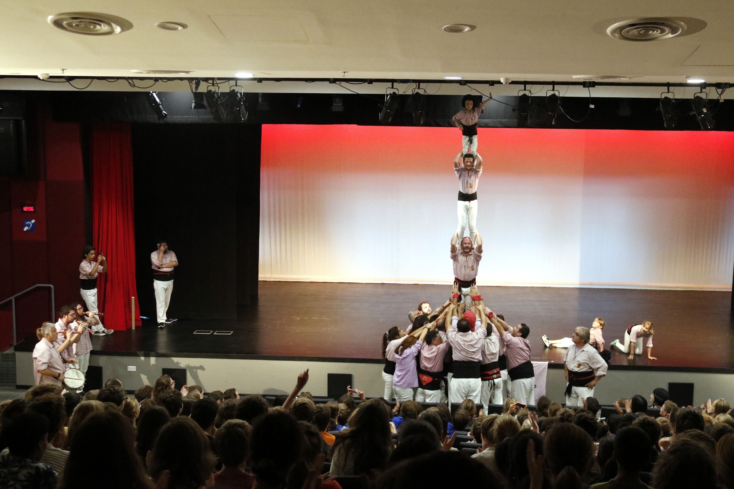 Los castells llegan a las escuelas de Singapur