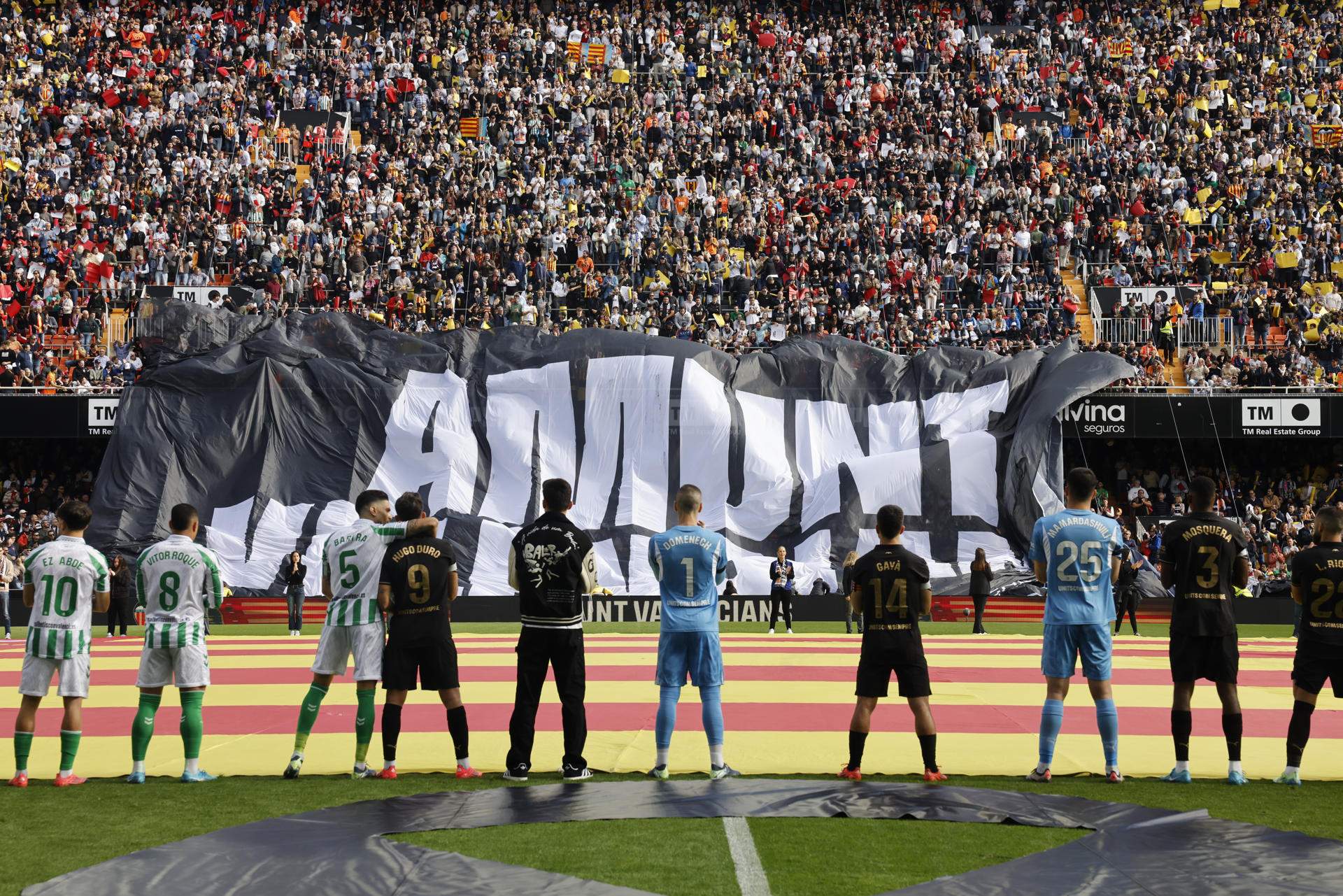 Emotiu homenatge del València i la seva afició a les víctimes de la DANA a Mestalla