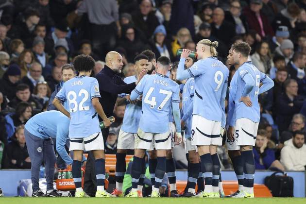 El técnico del Manchester City dando órdenes sus jugadores. / EFE El técnico del Manchester City dando órdenes sus jugadores. / EFE
