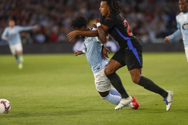 Kounde lluita una pilota contra el Celta de Vigo / Foto: EFE Kounde lluita una pilota contra el Celta de Vigo / Foto: EFE