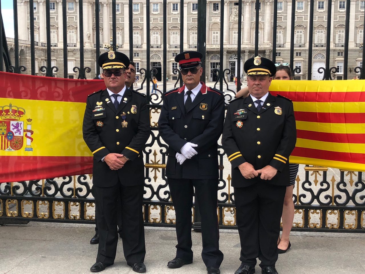 Un mosso participa en un acto constitucionalista con uniforme sin permiso de Interior