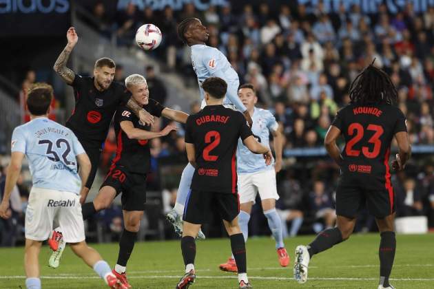Jugadoras del barça luchando la pelota contra el celta / Foto: EFE
