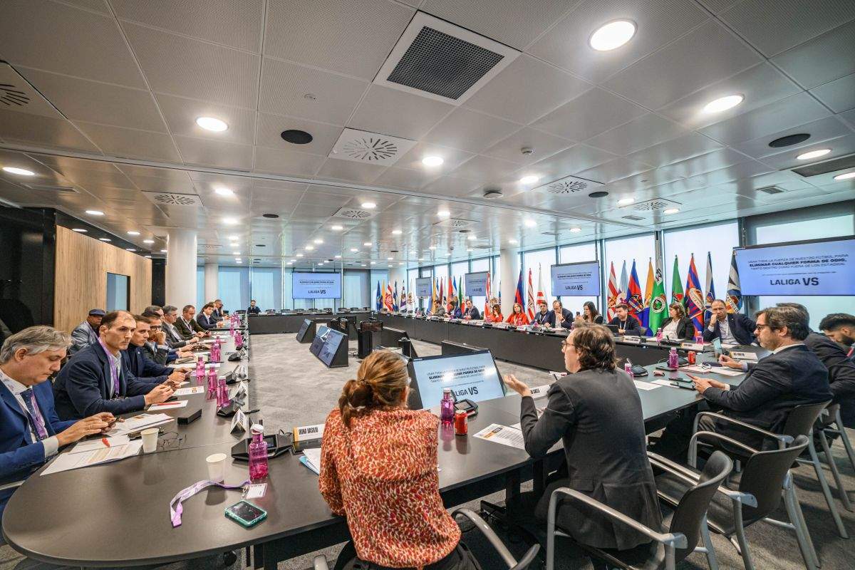 LaLiga lidera una reunión con las comunidades para debatir propuestas para combatir el odio en el deporte