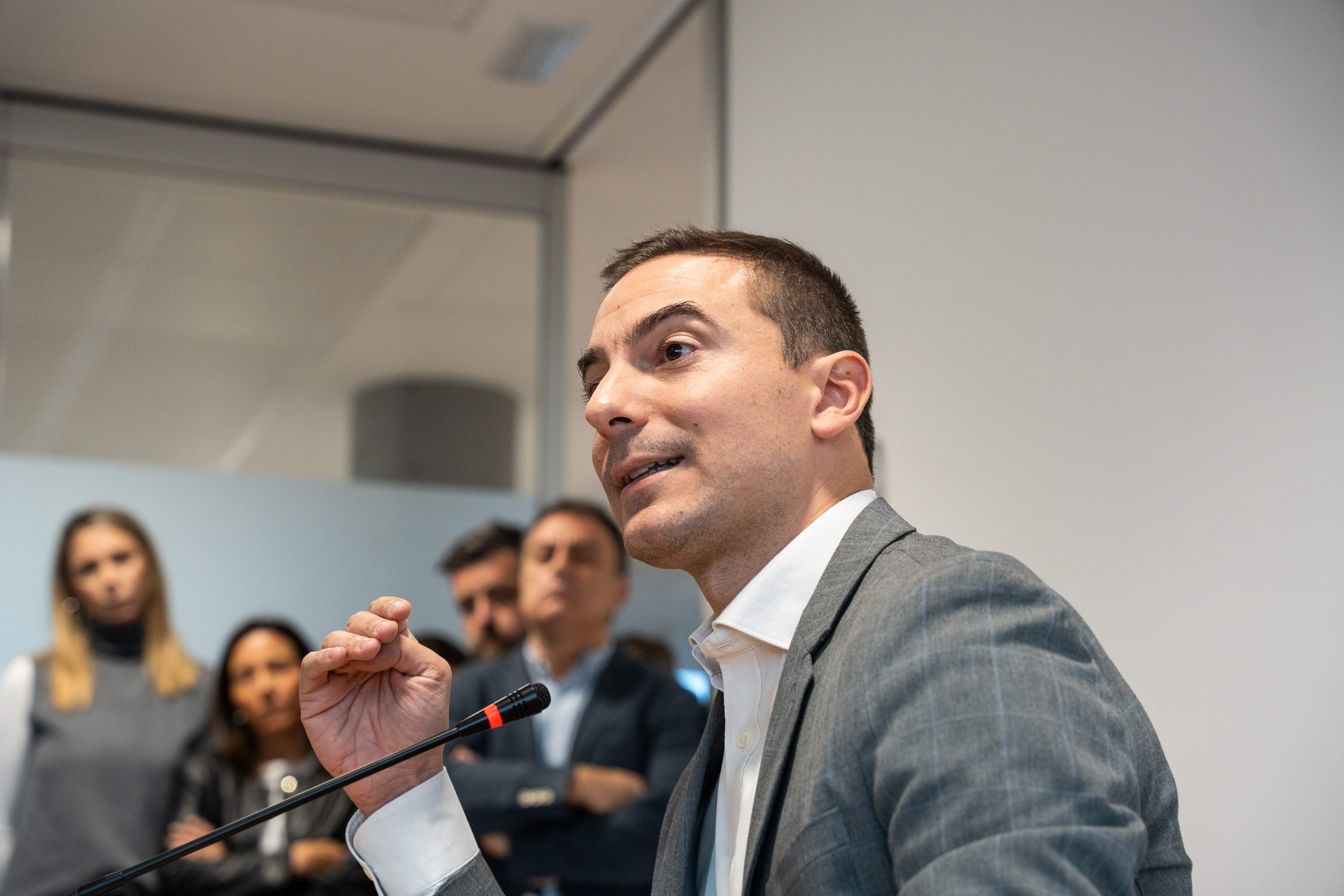 El líder del PSOE de Madrid s’aferra al càrrec i denuncia un “linxament” intern pel cas del fiscal general