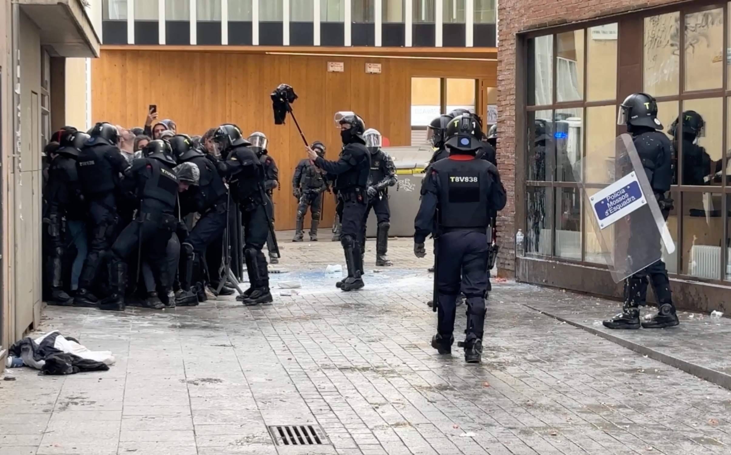 Complicado desahucio de un piso público en Barcelona: piedras, pintura y huevos contra Mossos y tres detenidos