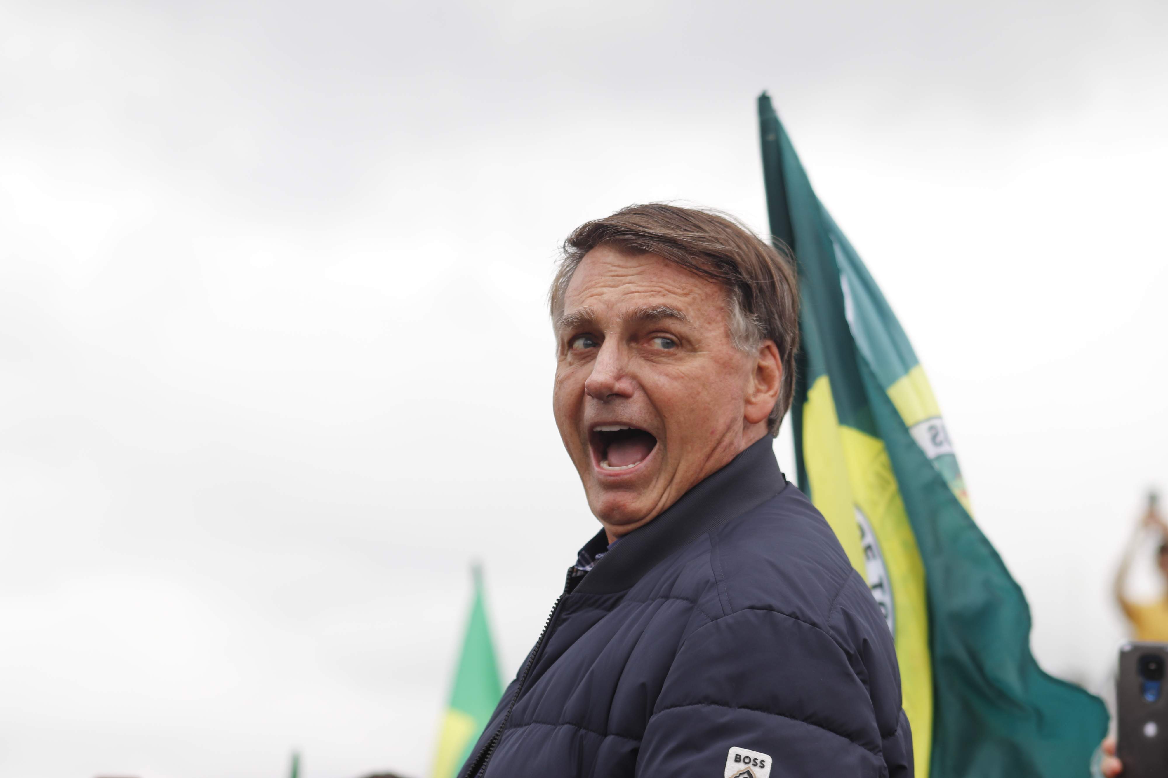 Bolsonaro plora per no poder assistir a la presa de possessió de Trump: "Soc un pres polític"
