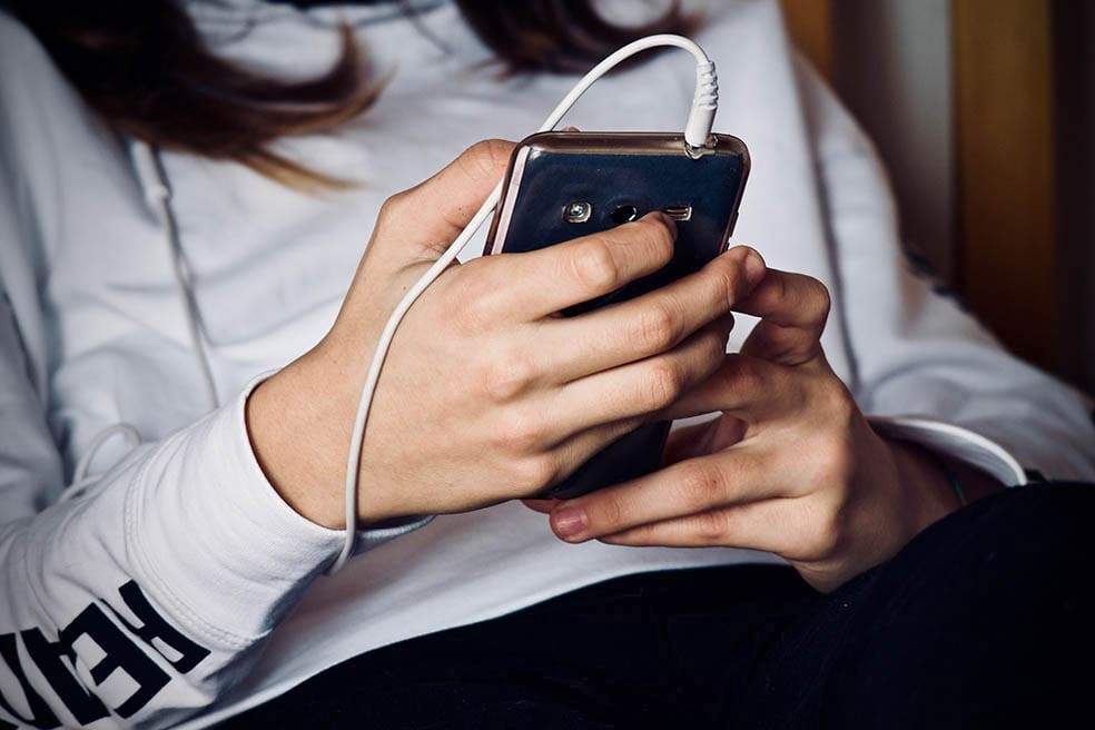 Uno de cada cinco jóvenes pasa más de dos horas al día en TikTok, un tiempo considerado de riesgo