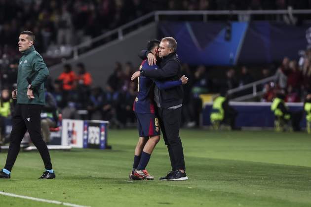 Pedri i Hansi Flick se saluden durant el Barça - Brest / Foto: Europa Press Pedri i Hansi Flick se saluden durant el Barça - Brest / Foto: Europa Press