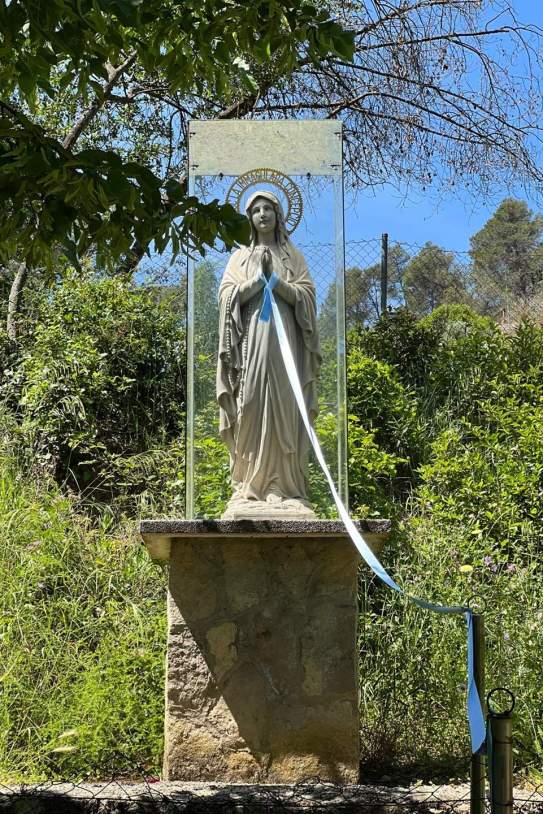 Virgen de Lourdes dentro del recinto Virgen de Lourdes dentro del recinto