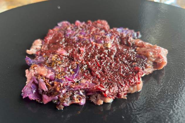 Cèrvol amb col llombarda – Horta de Tavertet / Foto: Rosa Molinero Trias Cèrvol amb col llombarda – Horta de Tavertet / Foto: Rosa Molinero Trias