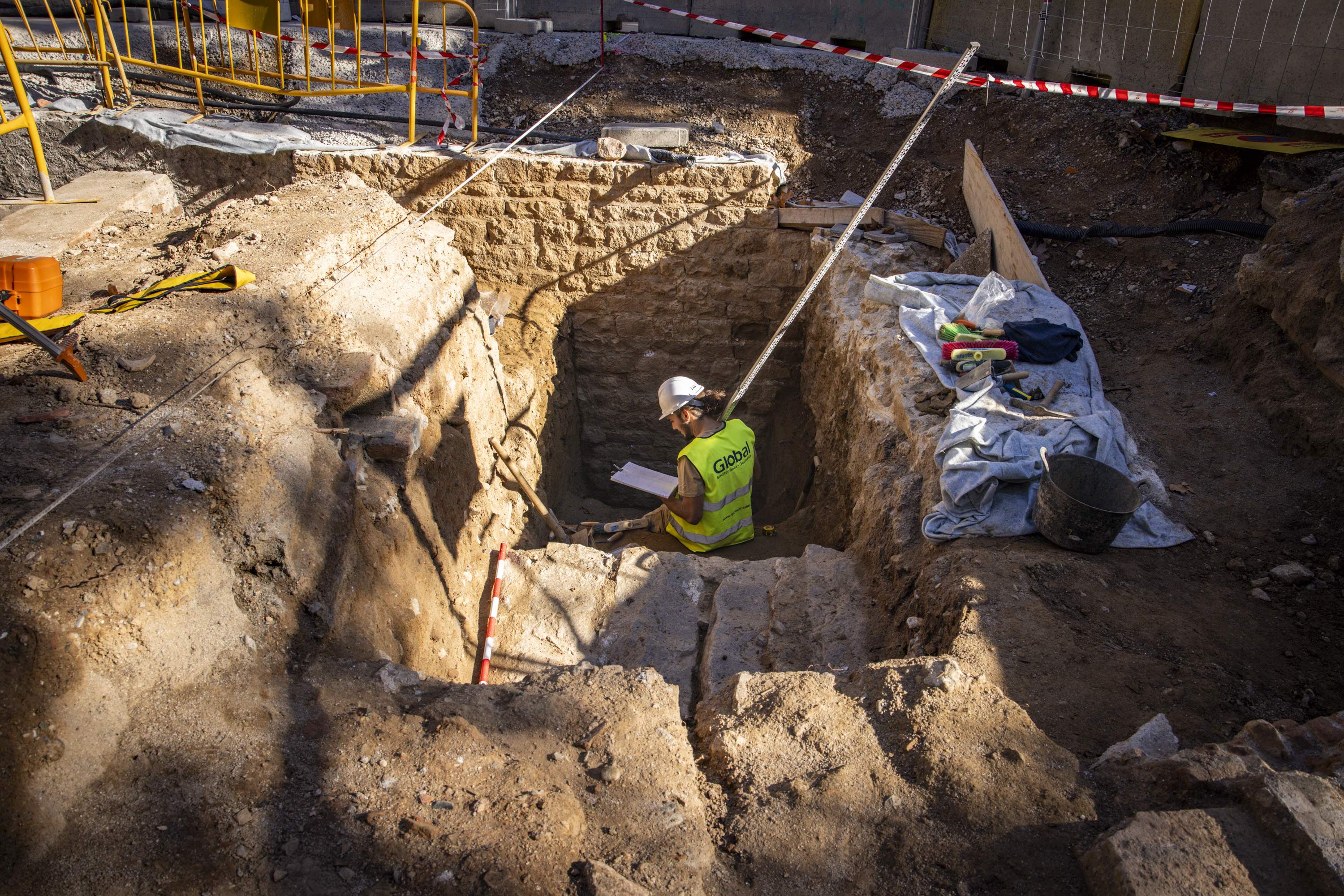 La Rambla, un pozo de historia que aflora (temporalmente) gracias a las obras