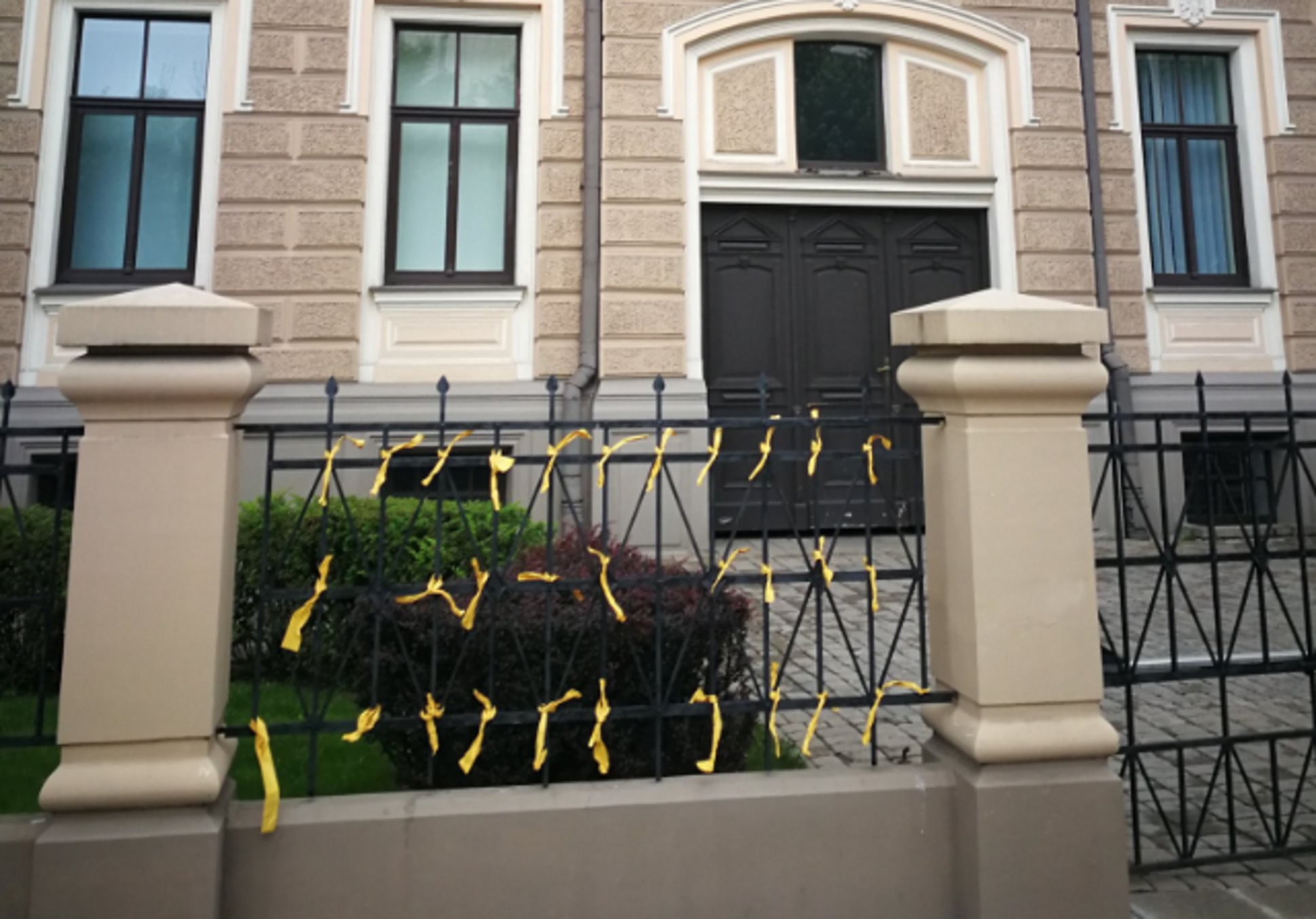 Aparecen lazos amarillos en la embajada española en Letonia