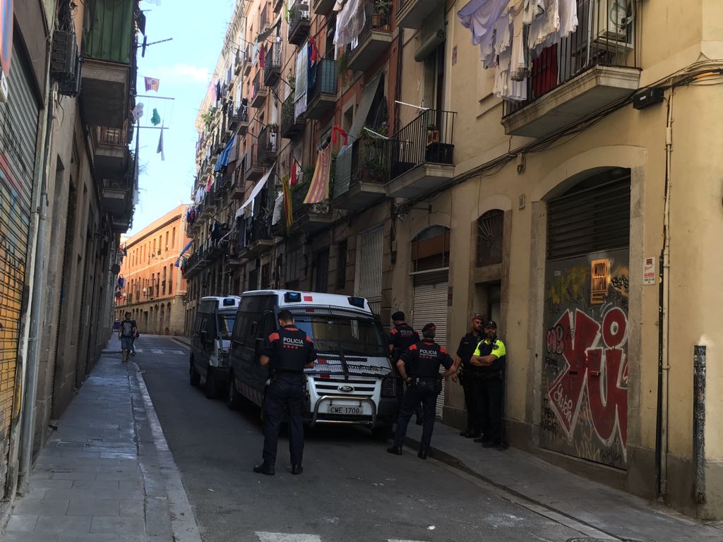 13 detenidos por captar turistas para que compren droga en asociaciones de Barcelona