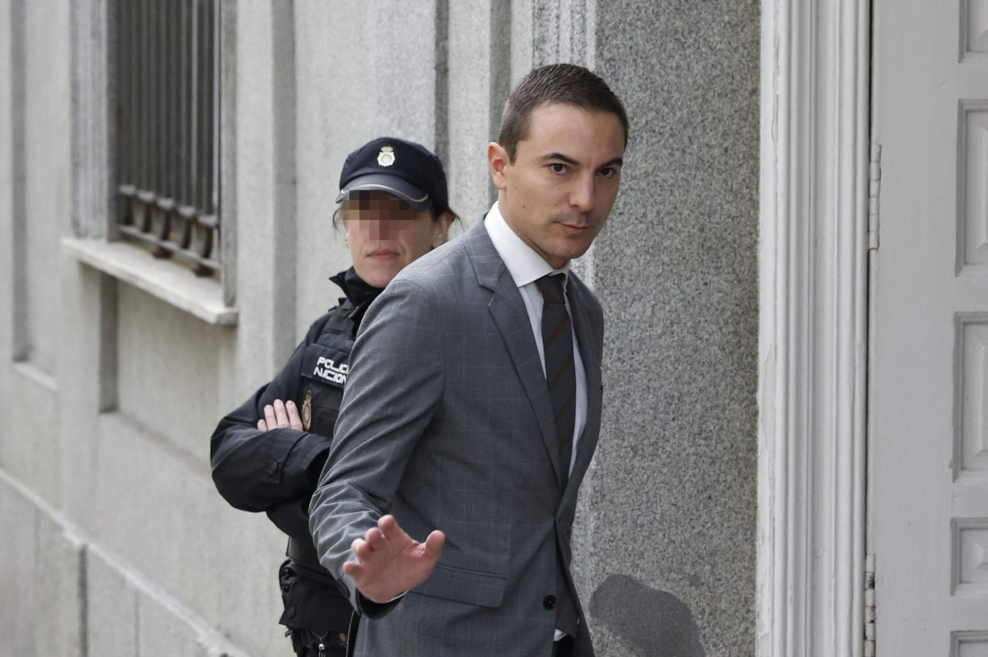Juan Lobato, a l’assessora de la Moncloa, sobre el correu de la parella d’Ayuso: “Com el tenim?”