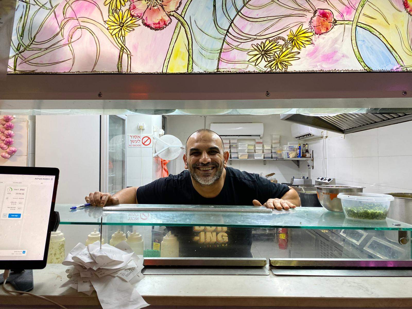 Akram Abed, árabe israelí, dueño de un local en Haifa: "Nos vamos por la guerra, el país nos ha traicionado"