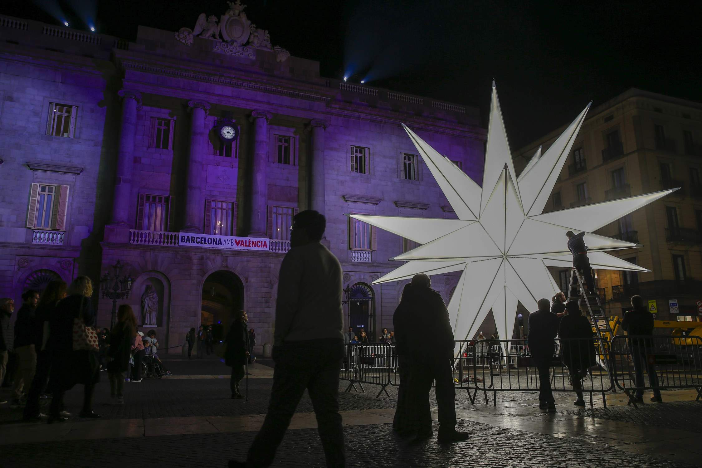 Barcelona vive un año más la tradición navideña de polemizar con el belén de Sant Jaume