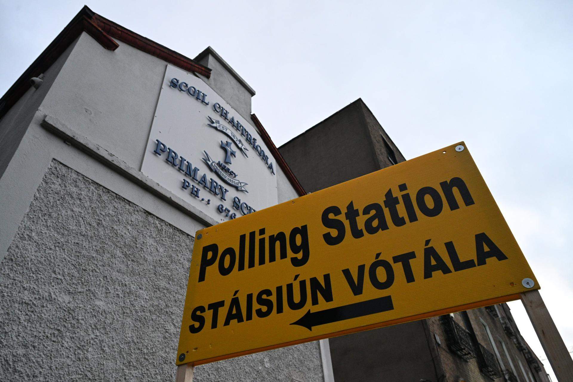 Sinn Féin ganaría las elecciones irlandesas por la mínima, según un sondeo a pie de urna