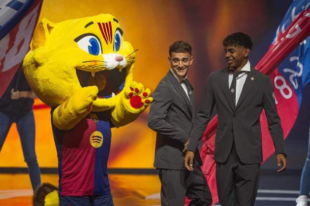 La mascota Cat, Lamine Yamal i Gavi en la gala del 125.º aniversario del Barça / Foto: FC Barcelona La mascota Cat, Lamine Yamal i Gavi en la gala del 125.º aniversario del Barça / Foto: FC Barcelona