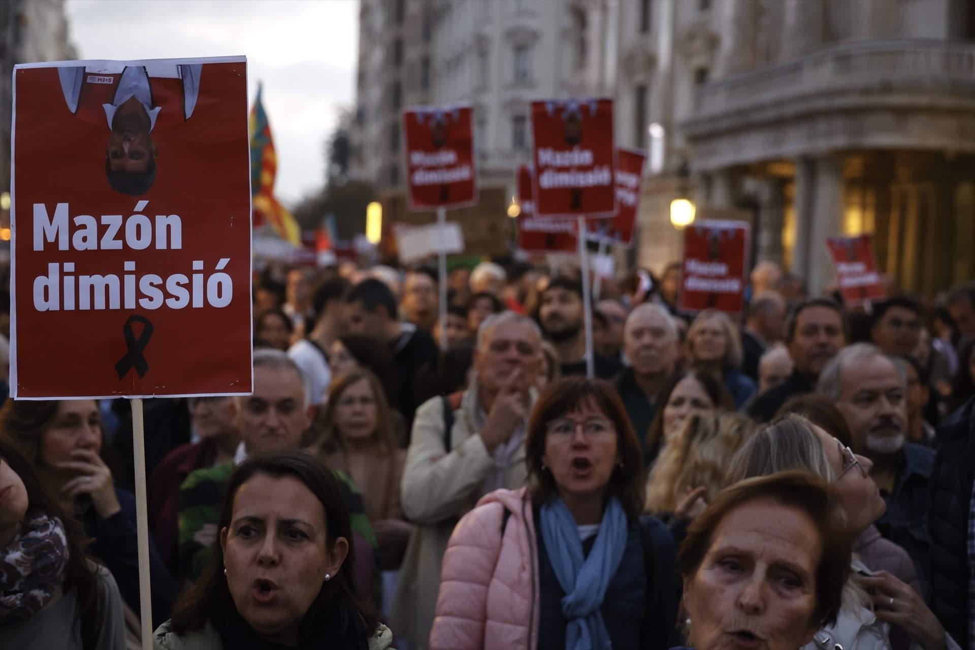 Prop de 100.000 valencians tornen a sortir als carrers al crit de “Mazón dimissió”