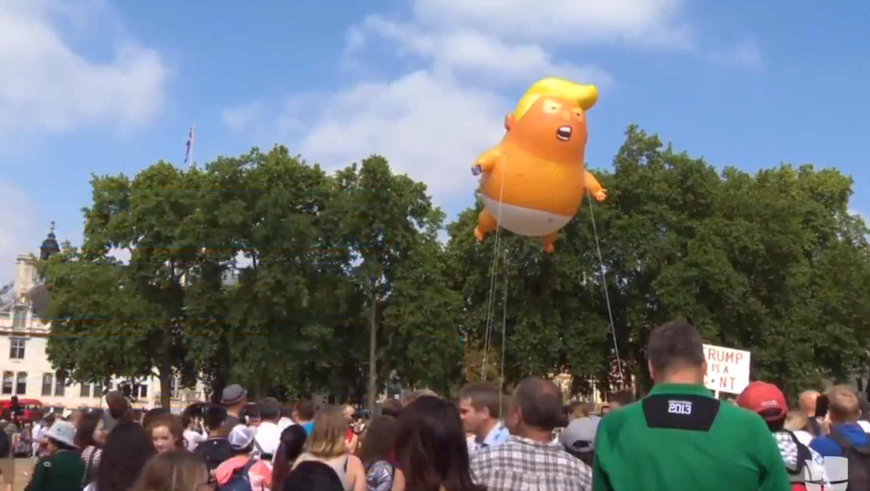 Un globo gigante de Trump con pañales se alza frente al Parlamento británico