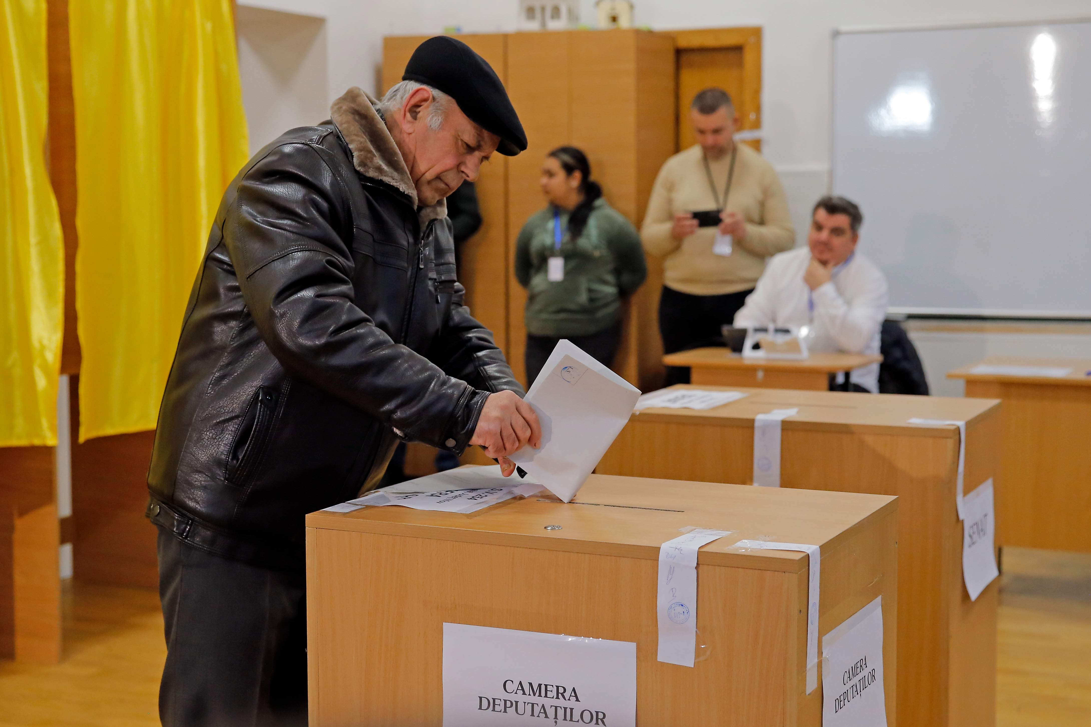 Los socialdemócratas ganan las elecciones legislativas en Rumania en pleno auge de la extrema derecha