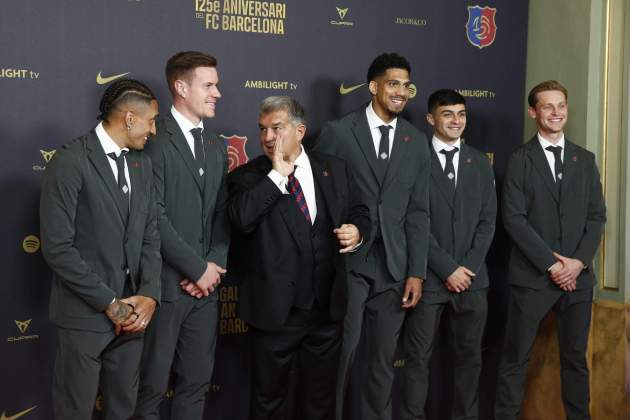 Raphinha Ter Stegen Joan Laporta Araujo Pedri Frenkie de Jong gala 125.º aniversario|cumpleaños Barça / Foto: EFE Raphinha Ter Stegen Joan Laporta Araujo Pedri Frenkie de Jong gala 125.º aniversario|cumpleaños Barça / Foto: EFE